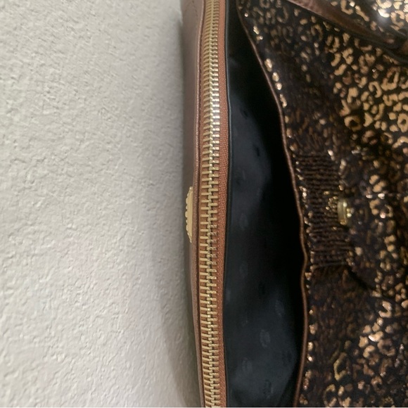 Juicy Couture Metallic Leopard Crossbody Bag
Vegan Leather Animal Print - Picture 10 of 10